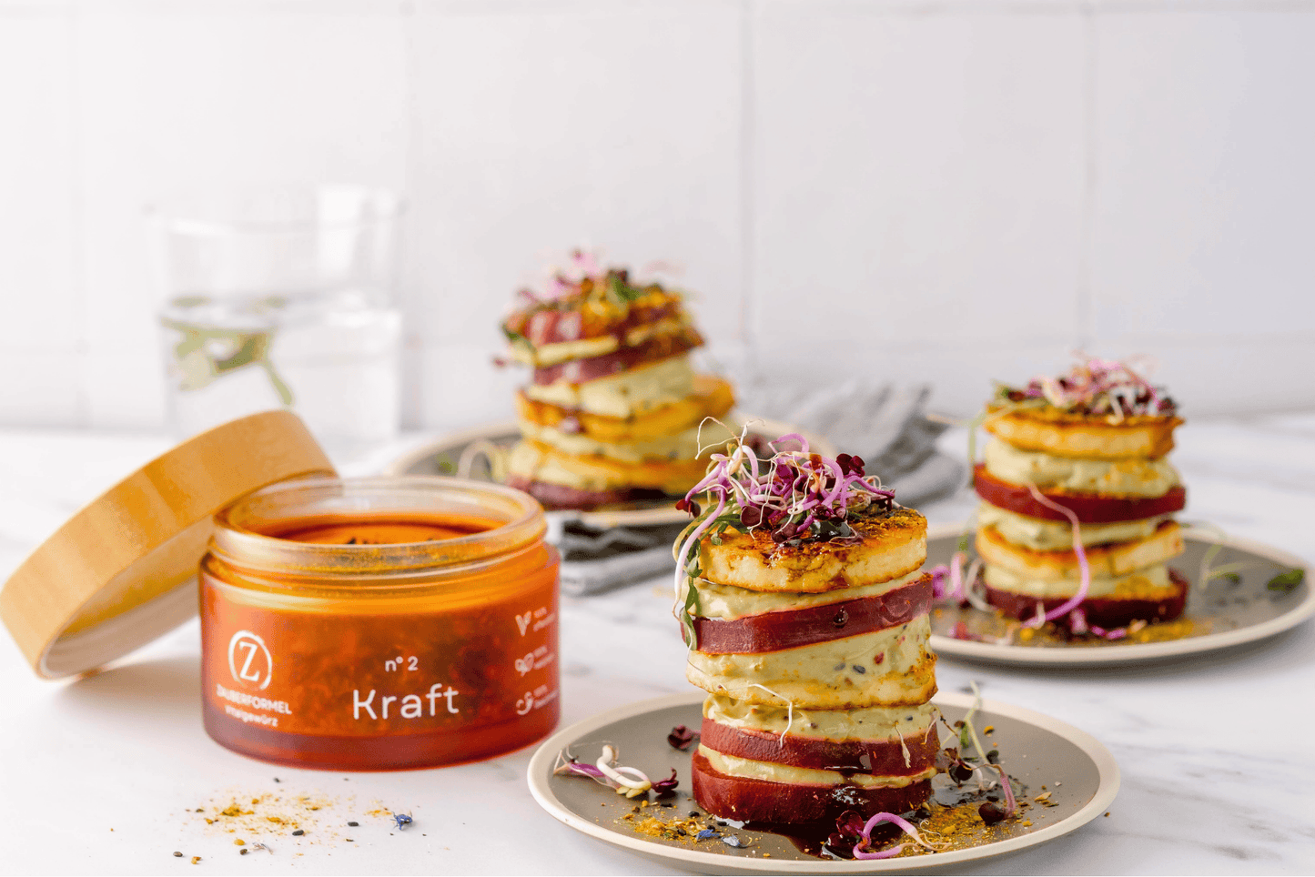 Rote Bete Tofu Avocado Tower - beliebte Vorspeise