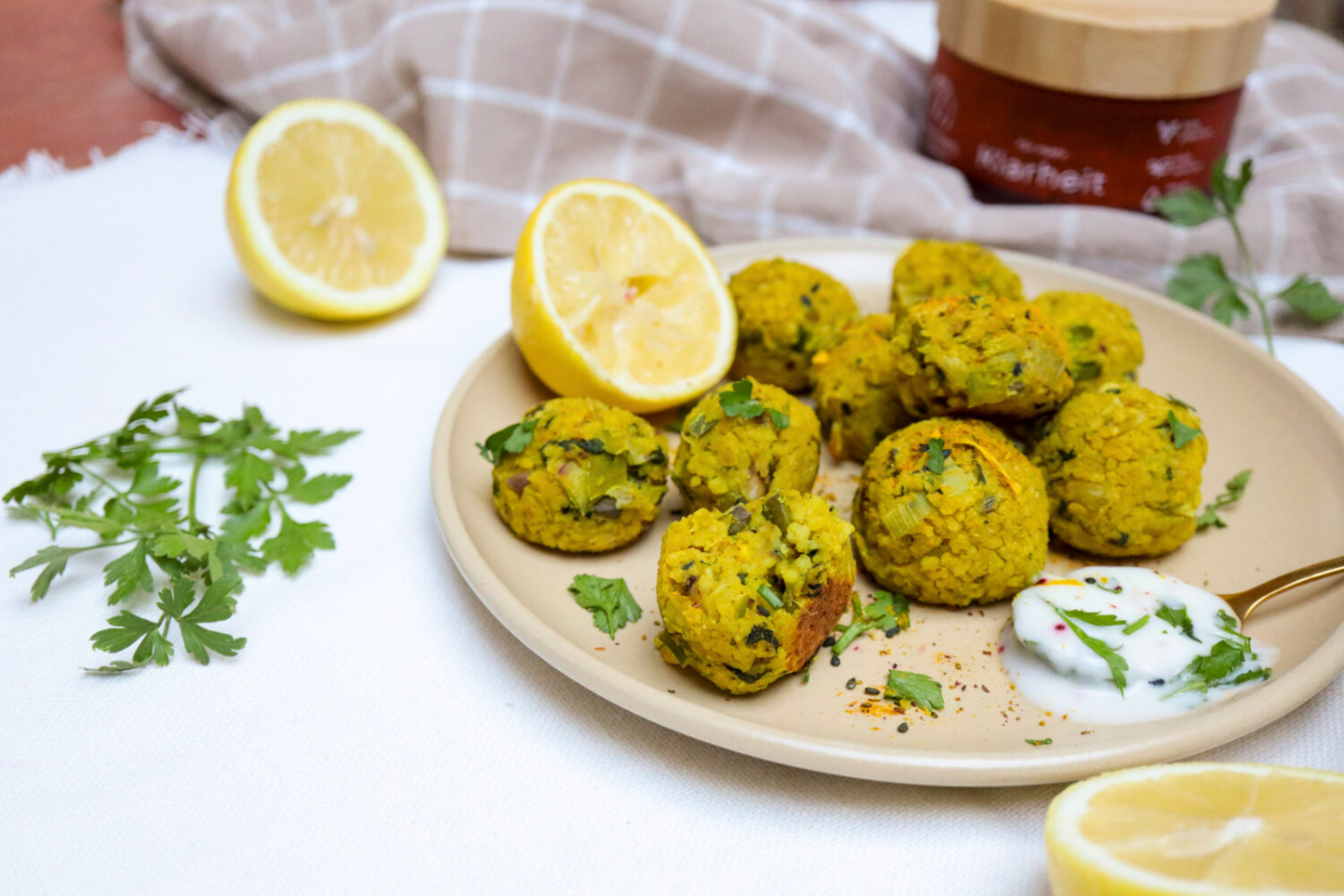 Linsen Couscous Bällchen mit Kokos Dip