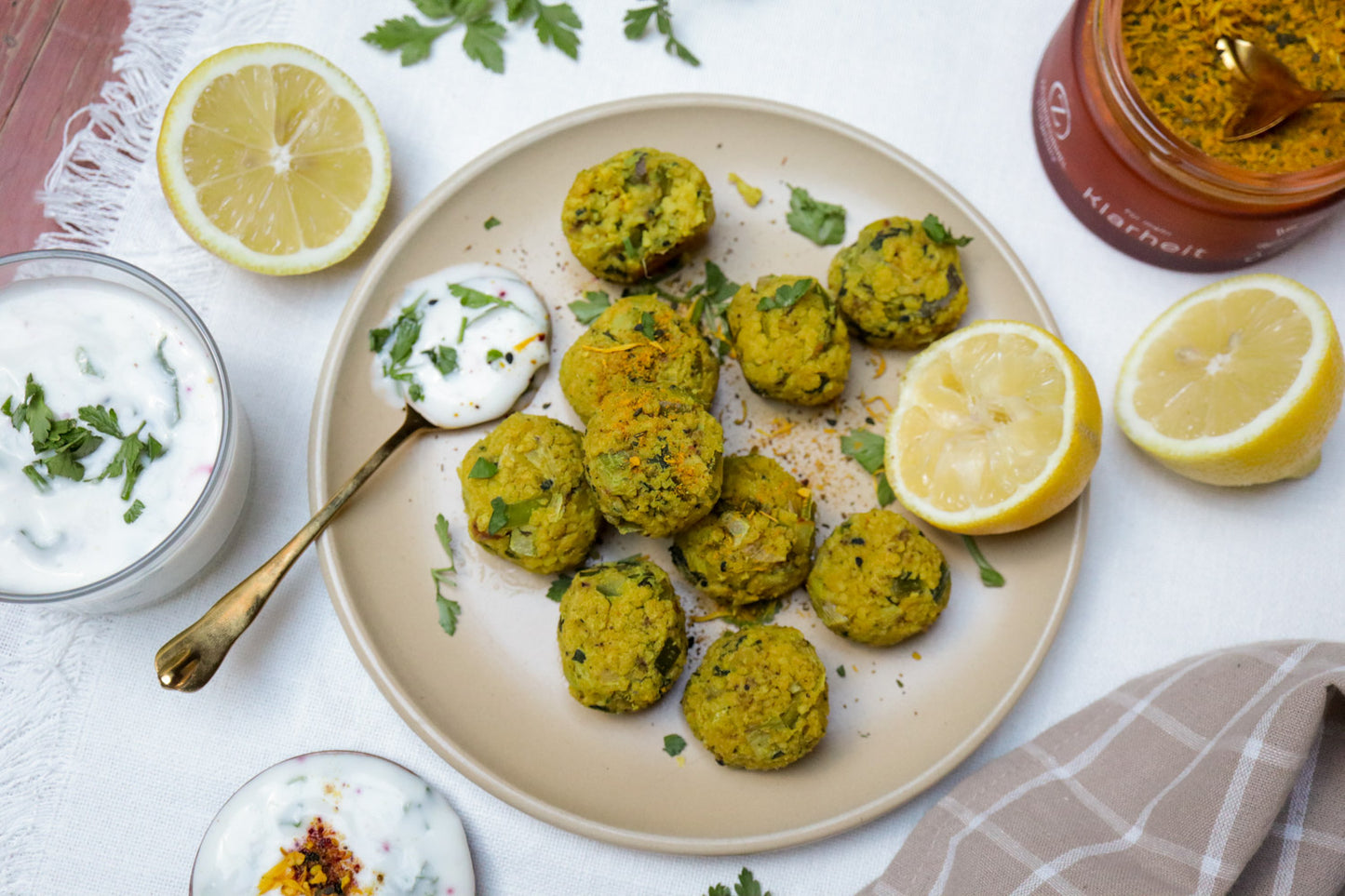 Linsen Couscous Bällchen mit Kokos Dip